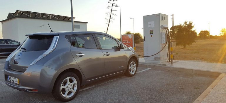 Expresso/Exame Informática atravessaram Portugal de lés a lés num carro elétrico: é possível, mas não é (nada) fácil Expresso/Exame Informática atravessaram Portugal de lés a lés num carro elétrico: é possível, mas não é (nada) fácil