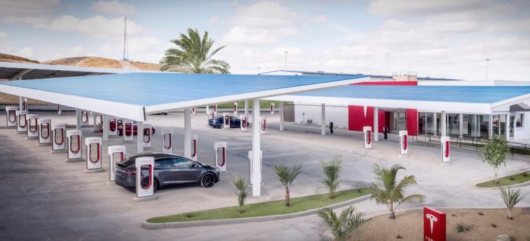 Tesla surpreende na Califórnia Tesla surpreende na Califórnia