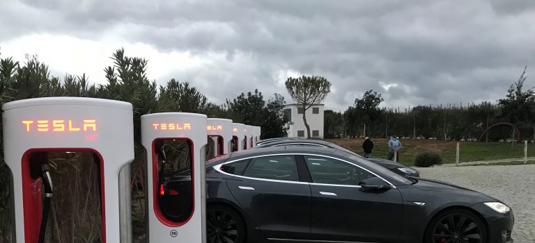 Os primeiros SuC da Tesla já estão em funcionamento