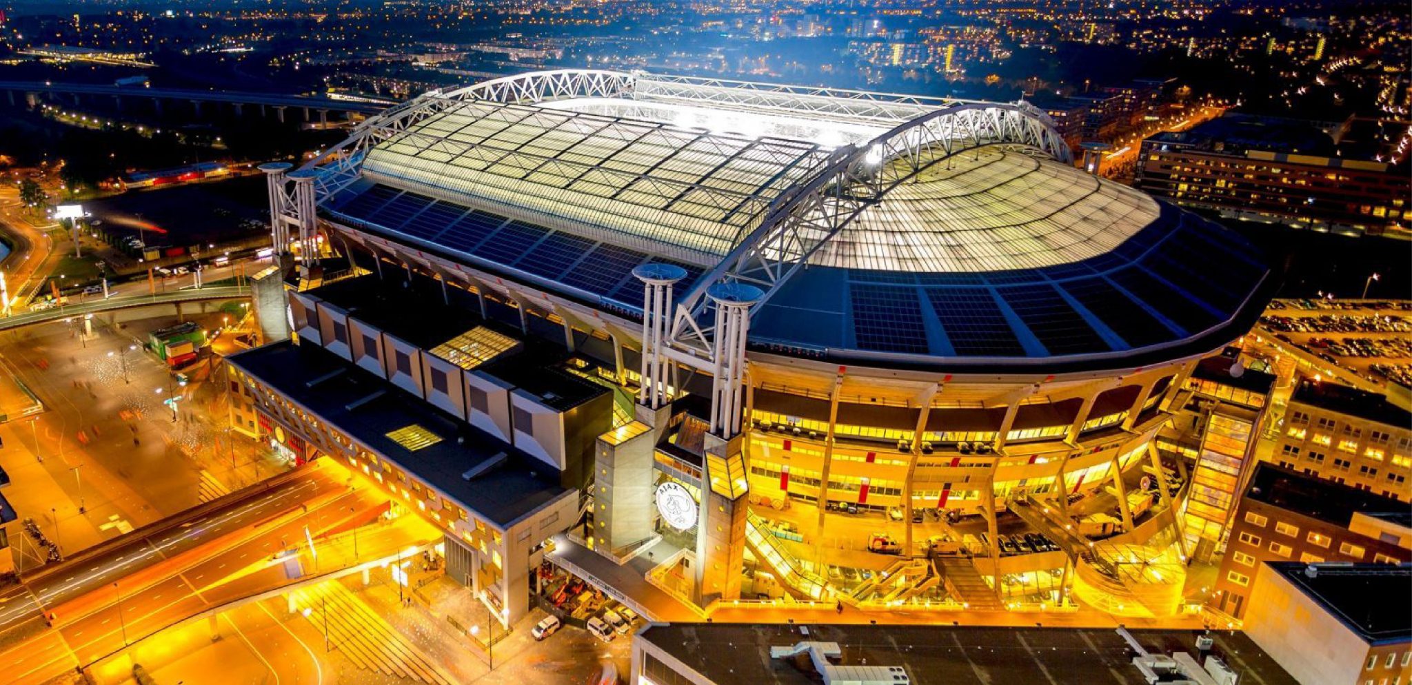 Arena Johan Cruijff, em Amesterdão. Baterias alimentam o estádio. – UVE